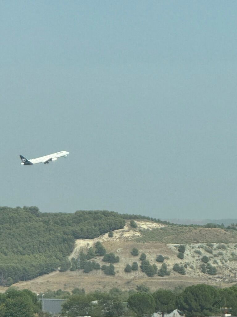 Eine Lufthansa-Maschine im Steigflug &uuml;ber den H&uuml;geln bei Madrid-Barajas