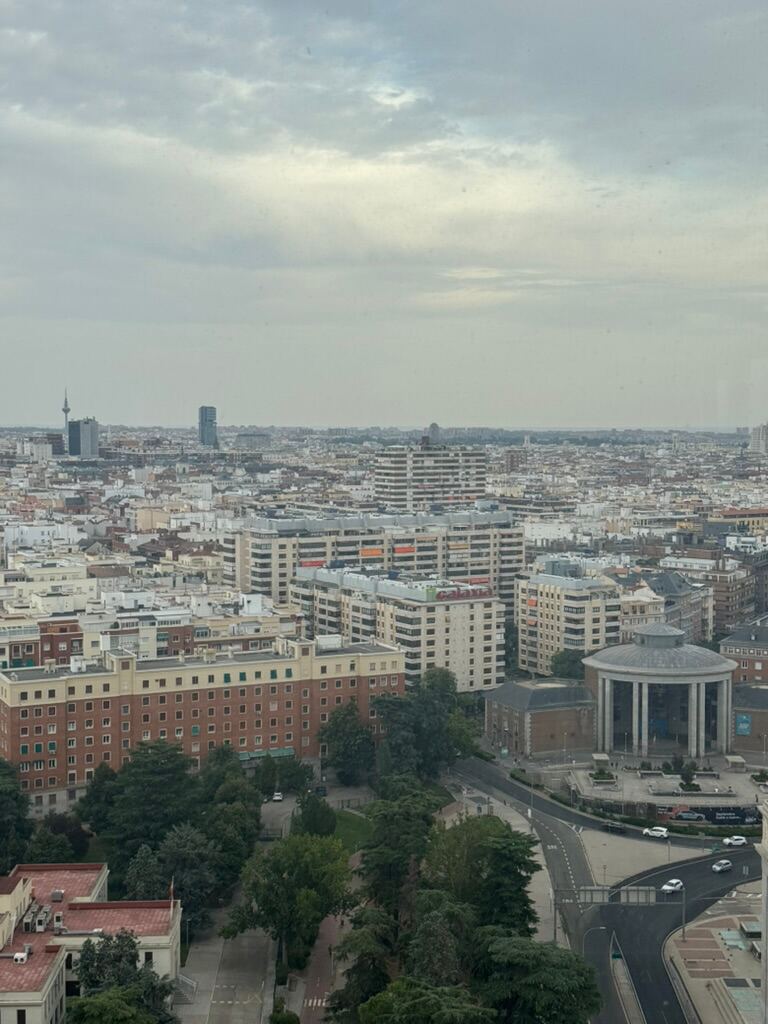 Blick von oben &uuml;ber die D&auml;cher Madrids mit der Rotunde des Museo de Am&eacute;rica