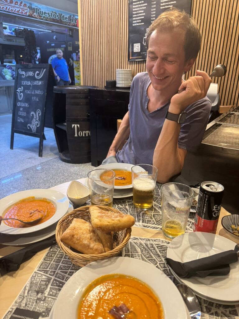 Felix am Tisch mit Gazpacho, Empanadas und Bier