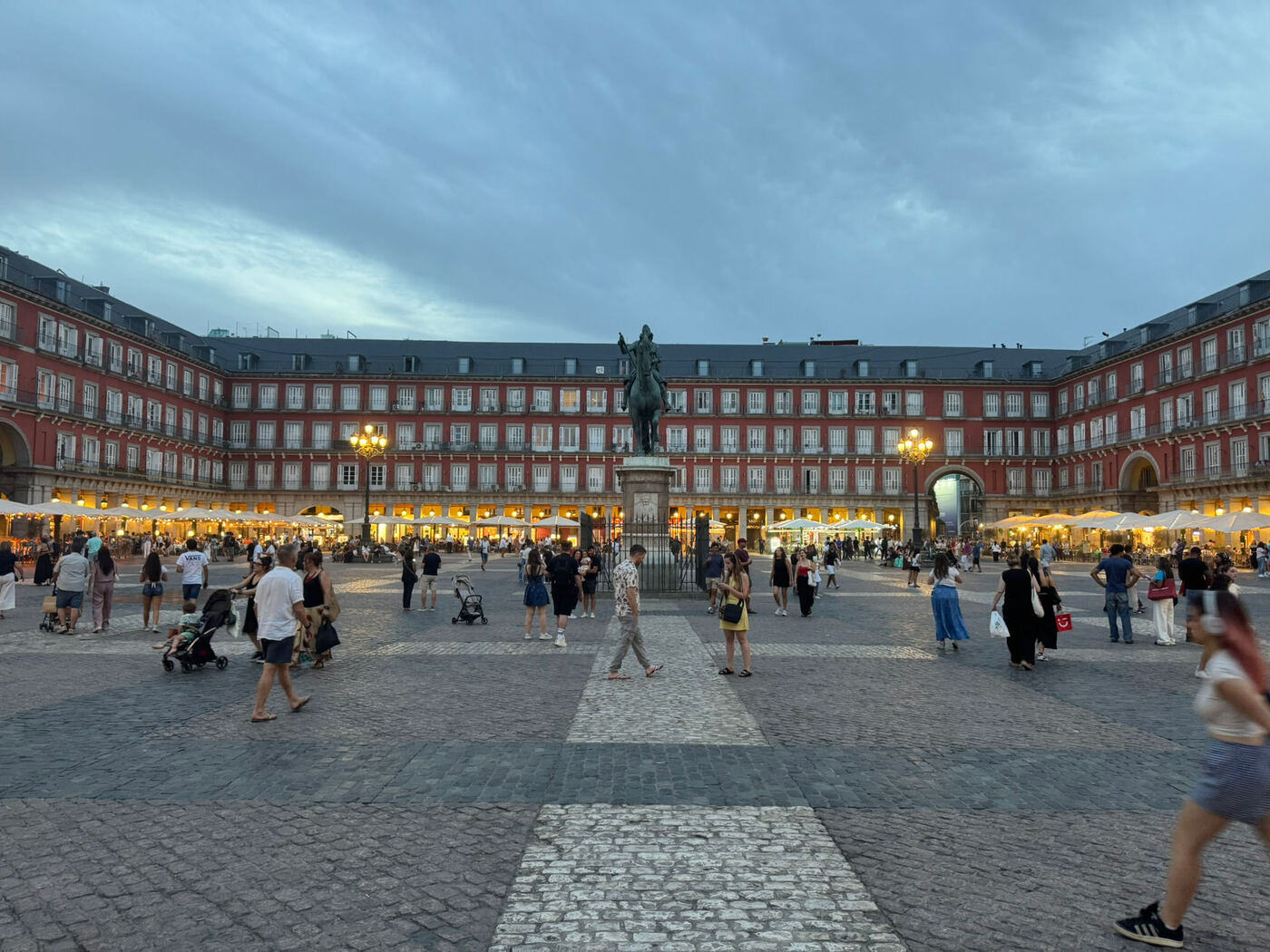 Der Plaza Mayor in der D&auml;mmerung mit dem Reiterstandbild
