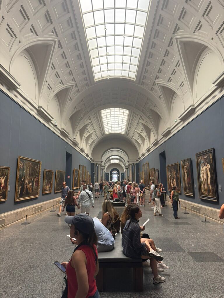 Die Galer&iacute;a Central des Prado mit Oberlicht und Gem&auml;lden an blauen W&auml;nden