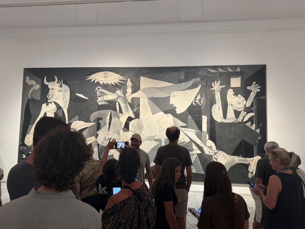 Picassos Guernica mit Besuchern davor